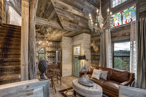 Incredibly Unique, Luxurious, Private Lodge High In The Hills ~ Hot Tub! 