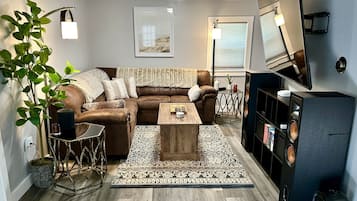 Smart TV, books, stereo