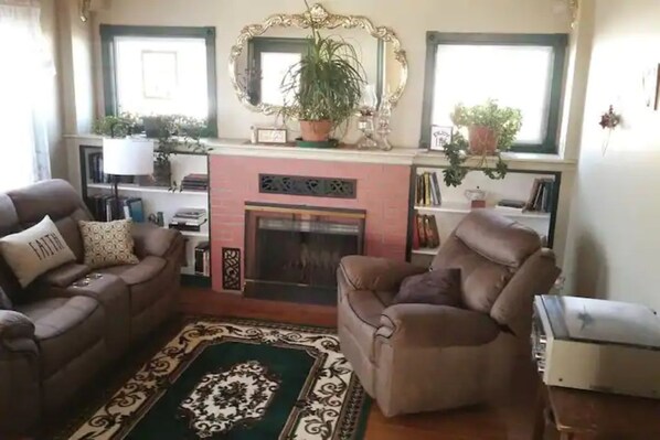 Smart TV, fireplace, DVD player, books
