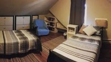 3 chambres, bureau, fer et planche Ă repasser, lit parapluie