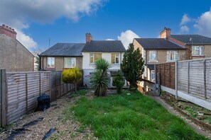 Exterior - 4 Bed Contractor Large Group Accommodation Luton (Luton)