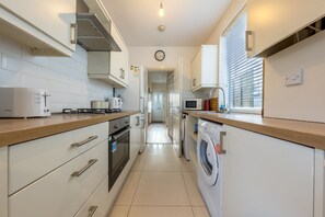 Fridge, microwave, oven, stovetop - 4 Bed Contractor Large Group Accommodation Luton (Luton)