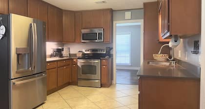 Luxe 5BR Family Retreat, Minutes From TAMU