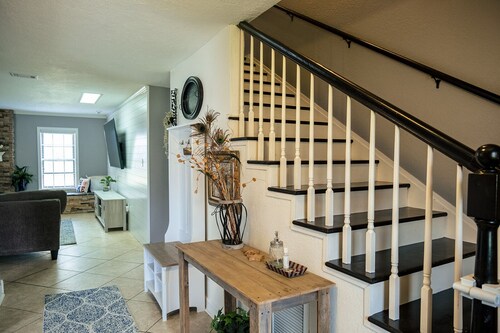 Luxe 5BR Family Retreat, Minutes From TAMU