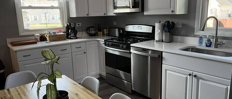 Réfrigérateur, four à micro-ondes, un four, surface de cuisson