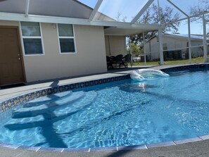 Utomhuspool och uppvärmd pool