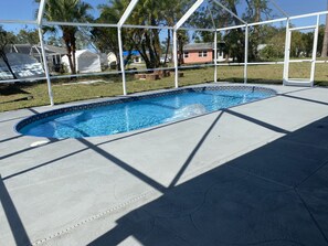 Una piscina al aire libre, una piscina climatizada