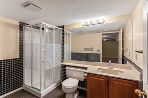 Serviettes fournies, savon, shampooing