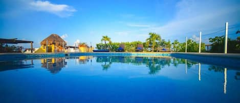 Piscina externa, espreguiçadeiras