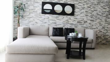 Departamento familiar, 2 habitaciones | Área de sala de estar | Smart TV de 40 pulgadas con canales por cable, televisión y impresora