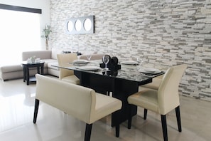 Departamento familiar, 2 habitaciones | Área de sala de estar | Smart TV de 40 pulgadas con canales por cable, televisión y impresora