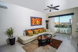 Luxury Apartment, 2 Bedrooms | Ruang tamu | 40 inci sebuah televisyen pintar dengan kabel, TV, pencetak