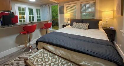 Cheerful Cottage Close to Everything 12