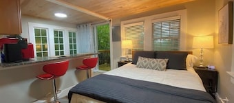 Cheerful Cottage Close to Everything 12