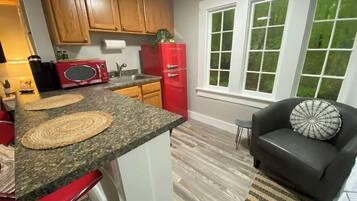 Réfrigérateur, micro-ondes, plaque de cuisson, cafetiÚre/bouilloire