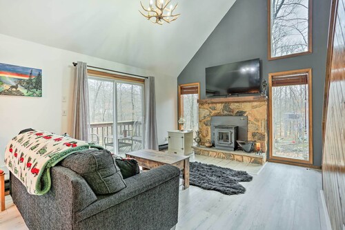 4 Mi to Tubing: Cozy Bushkill Cabin w/ Deck!