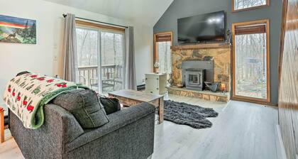 4 Mi to Tubing: Cozy Bushkill Cabin w/ Deck!