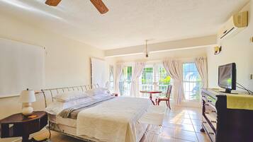 4 bedrooms, desk, iron/ironing board, WiFi