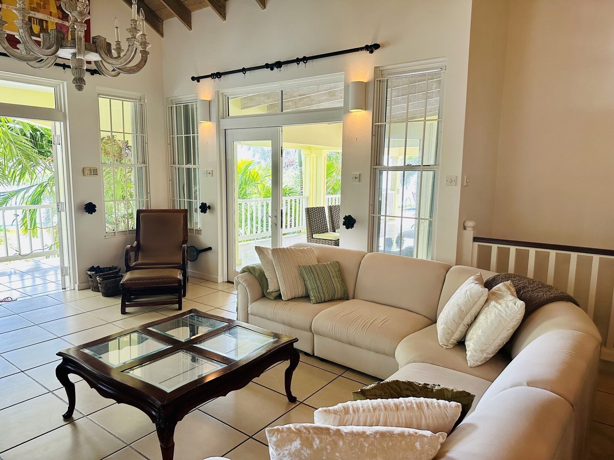 Televisor intel·ligent i llibres 