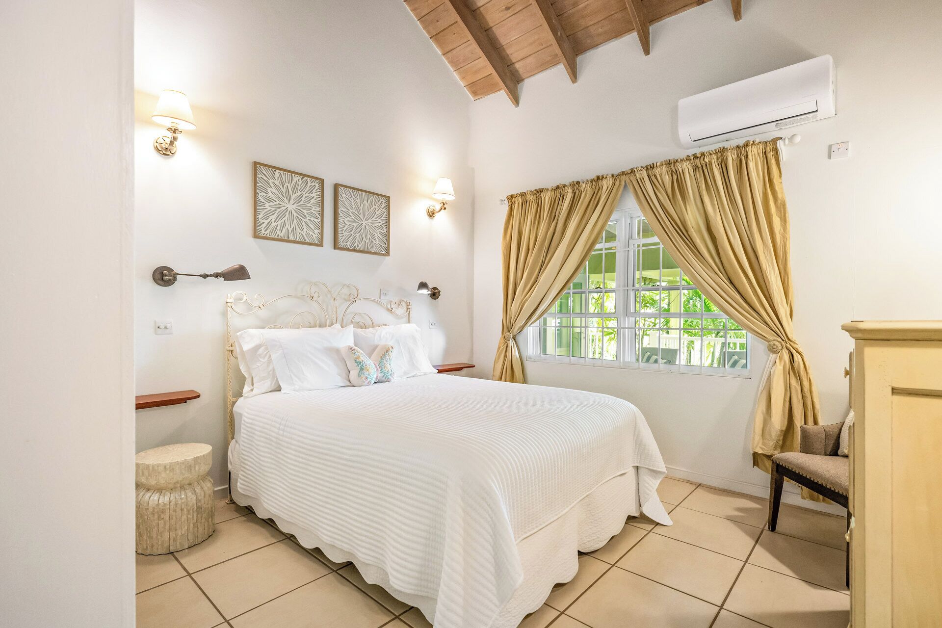 4 bedrooms, desk, iron/ironing board, WiFi