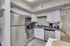 Frigorifero, microonde, forno, piano cottura