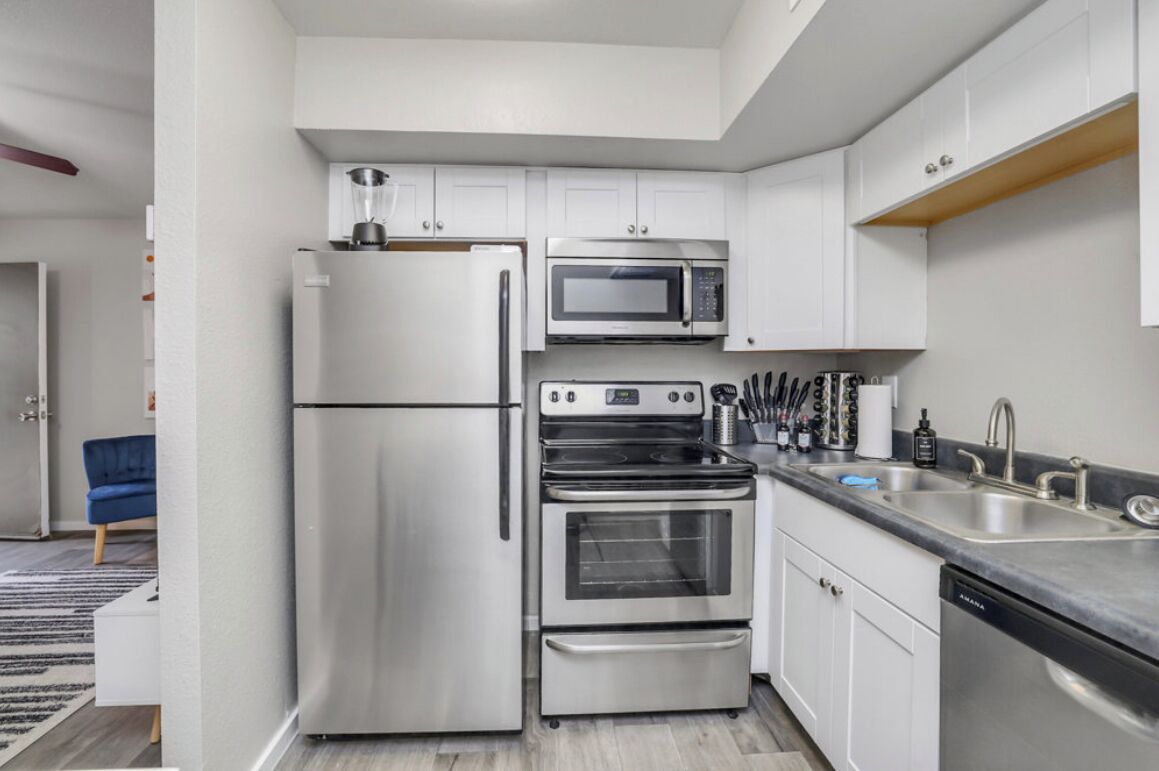 Kühlschrank, Mikrowelle, Ofen, Herdplatte