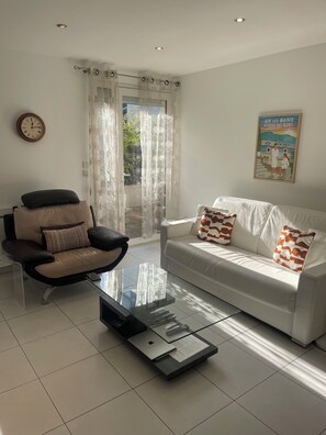 Téléviseur connecté, lecteur de DVD, sélection de musique