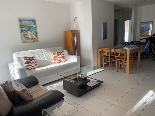 Téléviseur connecté, lecteur de DVD, sélection de musique