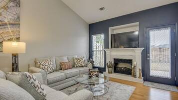 Smart TV, fireplace, stereo