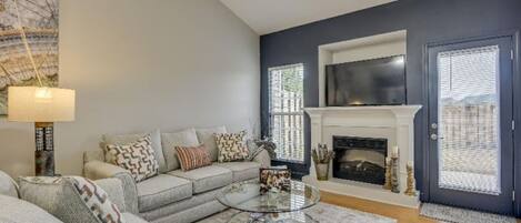 Smart TV, caminetto, impianto stereo