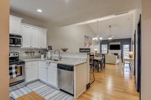 Totally Renovated-2BR 2BA-14 mi from Masters