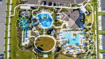 Innendørsbasseng og et oppvarmet basseng