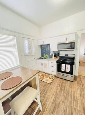 Cookware/dishes/utensils, spices