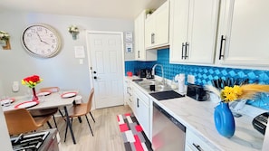 Wasserkocher mit Kaffee-/Teezubehör, Kühlschrank, Mikrowelle, Ofen