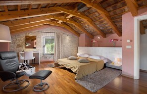2 bedrooms, free WiFi, bed sheets - Nice home in Matohanci with private swimming pool, can be inside or outside (Matohanci)