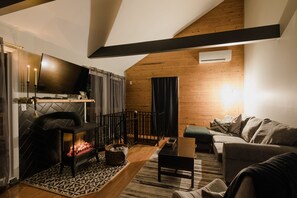 Living area - Just 15 minutes from Sugar Ski Mountain, Beech Mountain, and Boone! (Banner Elk)