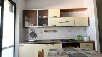 Frigorifero, forno, tavolo da pranzo