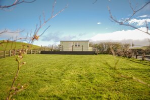 Property grounds - Marches Way - Quaint Shepherds Hut, Dog Friendly, Sleeps 2 (Rhayader)