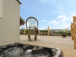 Terrace/patio - Marches Way - Quaint Shepherds Hut, Dog Friendly, Sleeps 2 (Rhayader)
