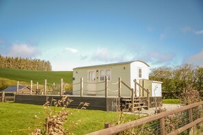 Exterior - Marches Way - Quaint Shepherds Hut, Dog Friendly, Sleeps 2 (Rhayader)