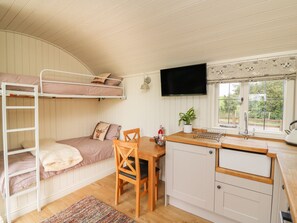 2 bedrooms, free WiFi, bed sheets - Hillside View Shepherds Hut Sleeps 2 (Rhayader)