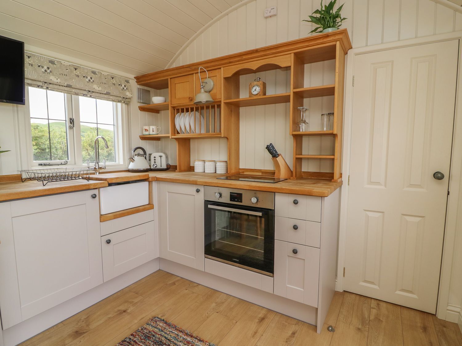 Fridge, cookware/dishes/utensils