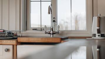 Fridge, cookware/dishes/utensils