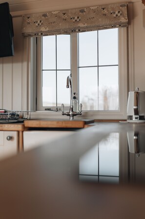 Kjøleskap og kjøkkenutstyr