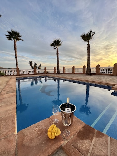 "CasaBlanca" Rural Villa with pool and barbecue.