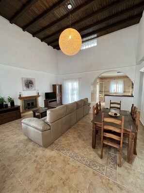 Een smart-tv, een open haard en een tafeltennistafel