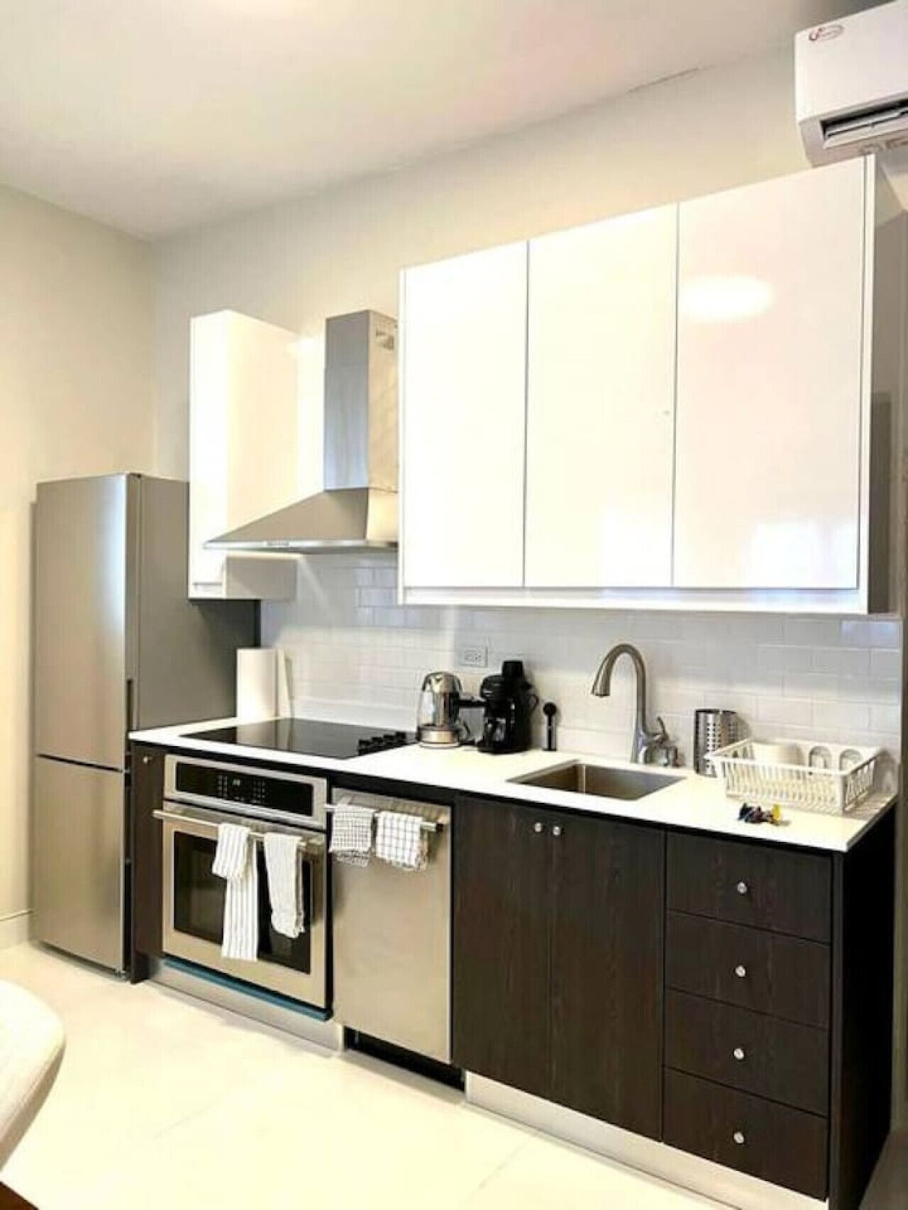 Refrigerador, microondas, horno y parrilla de estufa 