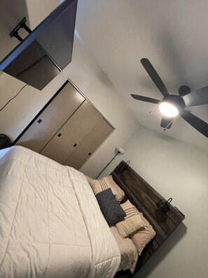 Room - Artsy Modern Industrial Style APT (detoit)