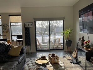 TV - Artsy Modern Industrial Style APT (detoit)