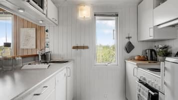 ثلاجة، موقد طهي مسطح، غسالة أطباق، ماكينة لصنع القهوة/الشاي